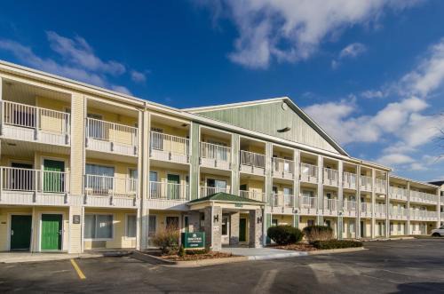 Glendale Hotel | Convenient HomeTowne Studios by Red Roof in Denver