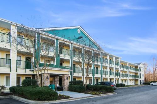 Durham Hotel | Budget-Friendly HomeTowne Studios by Red Roof in Durham