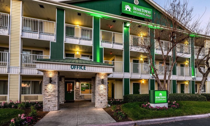 Fresno Hotel | Budget-Friendly HomeTowne Studios with Kitchen & Breakfast