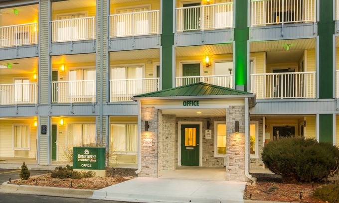 Sulphur Hotel | Budget-Friendly HomeTowne Studios with Kitchen & Breakfast