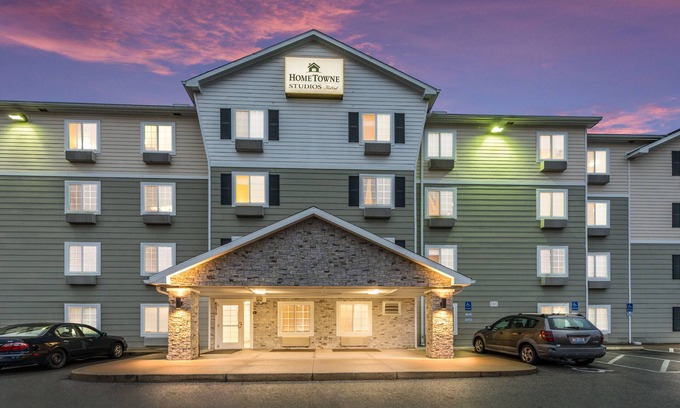 Columbus Hotel | Comfortable HomeTowne Studios with Kitchen & Breakfast Options