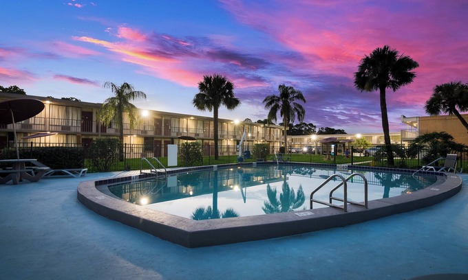 Vero Beach Hotel | Cozy HomeTowne Studios Vero Beach with Pool & Spa Access