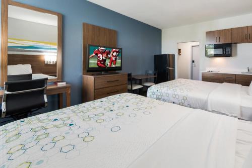 Newport News Hotel | Convenient HomeTowne Studios by Red Roof in Newport News
