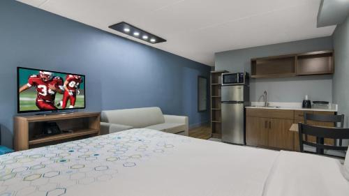 North Aurora Hotel | Comfortable HomeTowne Studios with Accessible Amenities