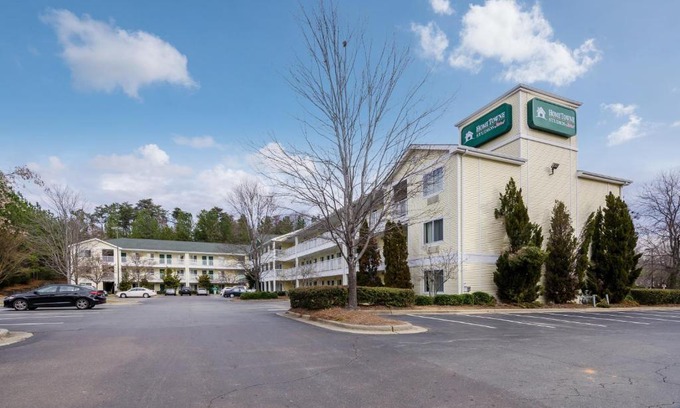 Winston - Salem Hotel | Comfortable Hometowne Studios with Kitchen & Accessibility
