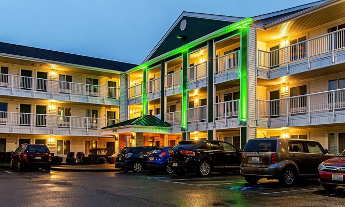Puyallup Hotel | Convenient HomeTowne Studios Tacoma - Puyallup with Kitchen