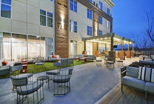 Athens Hotel | Modern Homewood Suites in Athens: Pet-Friendly Retreat