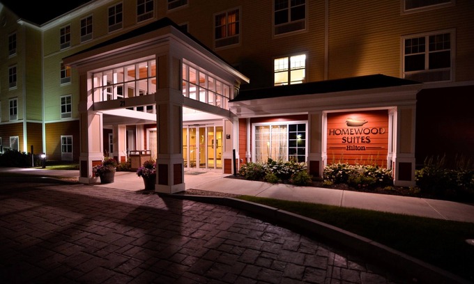 Dover Hotel | Elegant Homewood Suites by Hilton Dover with Pool & Spa