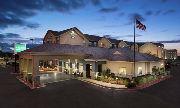 Lubbock Hotel | Cozy Homewood Suites by Hilton Lubbock with Pool & Breakfast