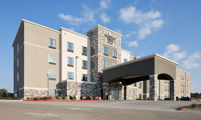 Topeka Hotel | Family-Friendly Homewood Suites with Pool & Spa in Topeka