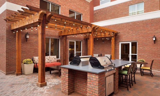 Crossroad Park Hotel | Comfortable Homewood Suites with Pool & Breakfast in Portage