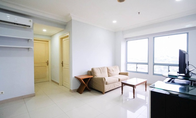 Suko Manunggal Apartment | Cozy 2Br Apartment with Kitchen at Taman Beverly