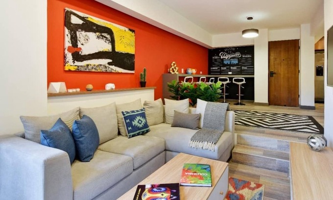 La Florida Apartment | Cozy 3BR Flat by Provenza with Hot Tub & A/C - Guest Rated: 9.8