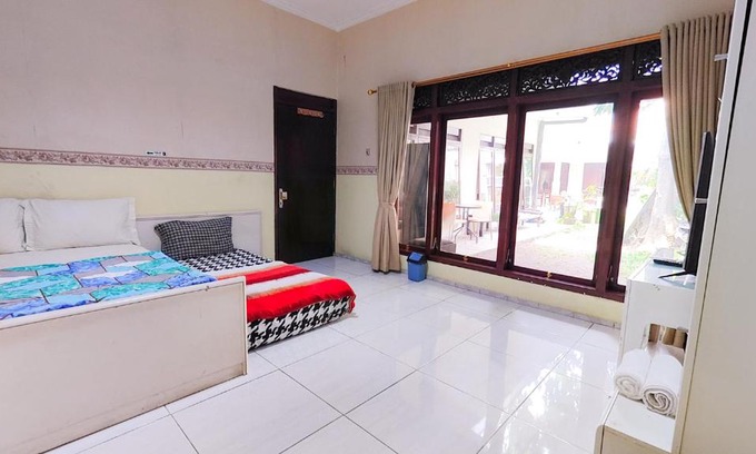 Darmo House | Cozy Guesthouse near Sby Zoo - Perfect for Families