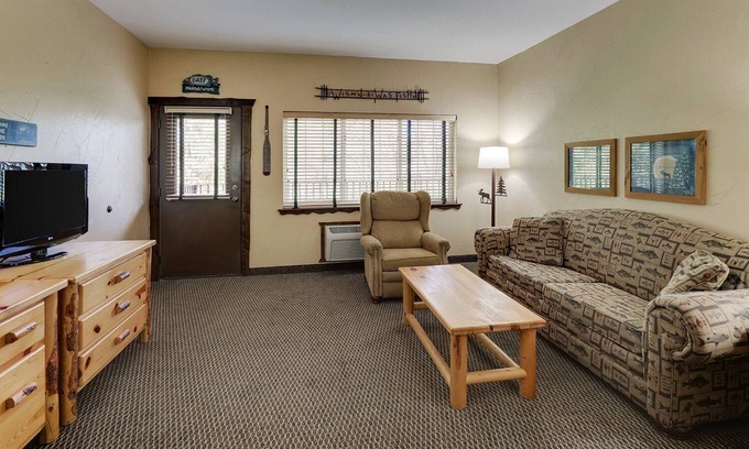 Johnston Hotel | Cozy Johnston Suite: Family-Friendly with Pool & Kitchenette