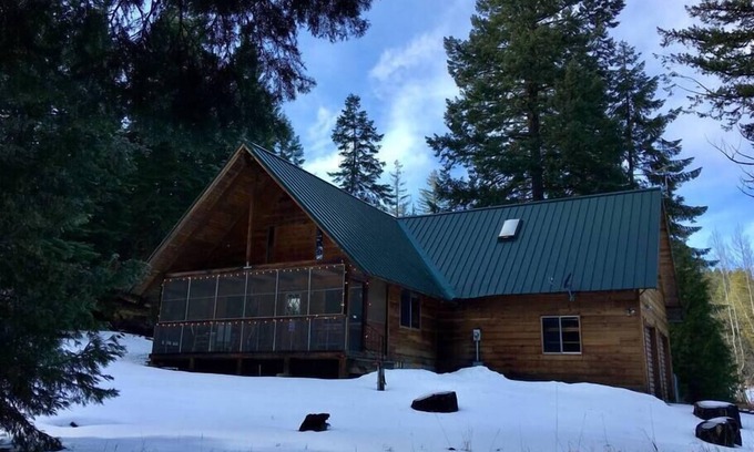 Ashland Cabin | Homey Rustic Cabin in the Cascades