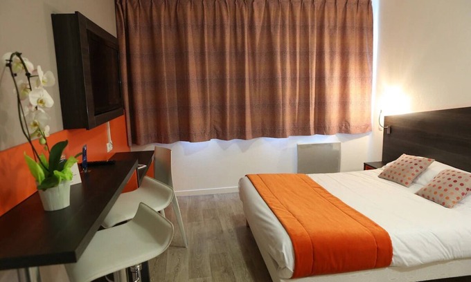 Chevilly-Larue Hotel | Cozy Studio: Enjoy Breakfast & Easy Metro Access in Paris