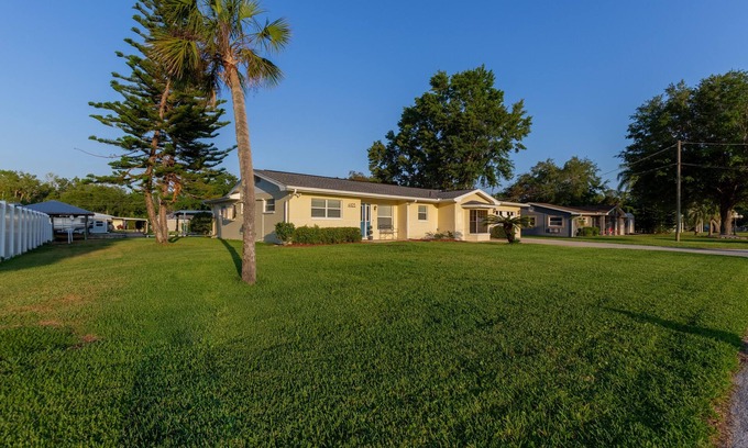 Homosassa House | Prime Homosassa Springs Retreat with Kayaks and Pool Access