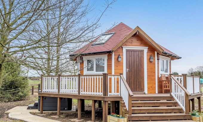 Pentney Cottage | Indulge in Glamping with Hot Tubs and Lake Views