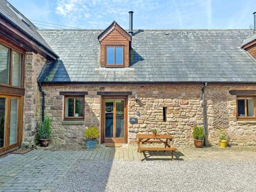 Redbrook House | Cozy Honey Cottage: Pet-Friendly Retreat, Rated 9.2/10