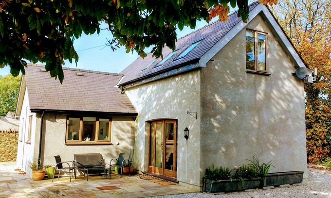 Rhosybol Cottage | Discover Honey Cottage: Ocean View Retreat Near Amlwch