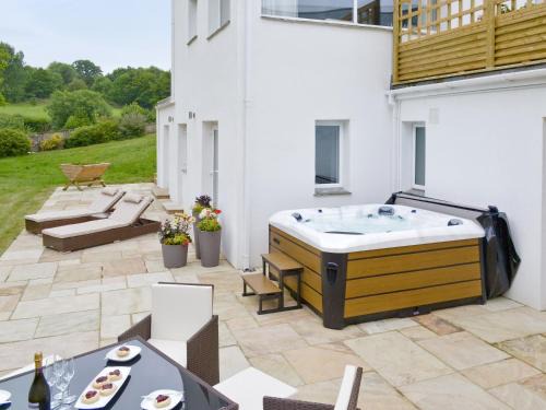 Cheriton Bishop House | Discover Honey Pippin: Family-Friendly Escape with Pool