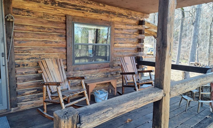 Hardy Cabin | Secluded Cabin Getaway: Honeycomb Hive Near River & Amenities