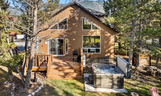 East Kootenay House | Honeycomb Hollow | Hot Tub | Game Room | Fireplace
