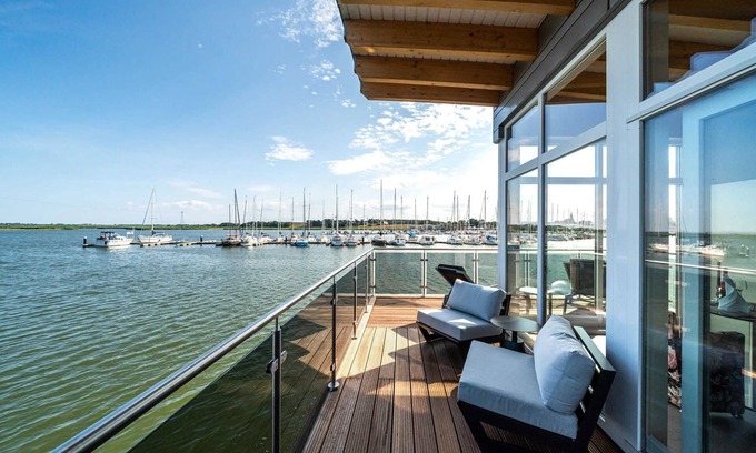 Kroeslin Apartment | Honeymoon Suite with Oceanfront Views & Spa Retreat