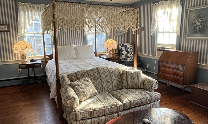 Chester Bed & Breakfast | Romantic Honeymoon Suite with Jacuzzi in Historic Inn