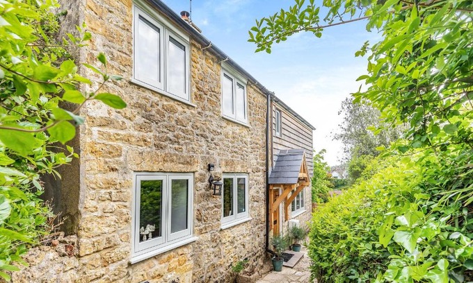 Shipton Gorge House | Enchanting Honeypot Cottage: Pet & Child Friendly Retreat
