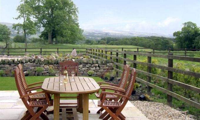 Meerbrook Cottage | Cozy Honeystone: Family-Friendly Stay with Breakfast Included