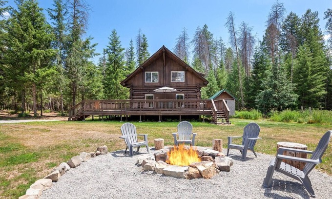 Athol Cabin | Relax at Honeysuckle Chalet - Pet Friendly with Spa & Hot Tub