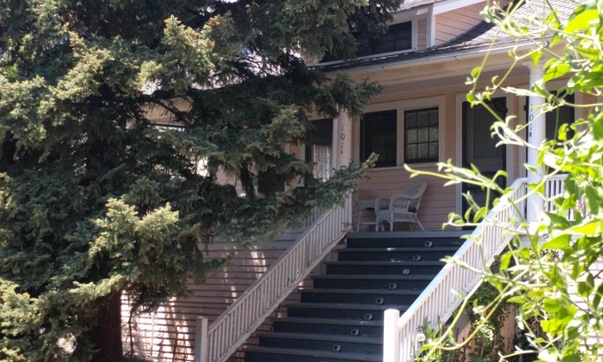 Manitou Springs Historic District Cottage | Beautiful Honeysuckle Cottage in Downtown Manitou Springs