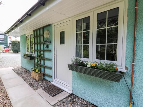 Crossgates House | Pet-Friendly Retreat at Honeysuckle Cottage – 4-Star Comfort