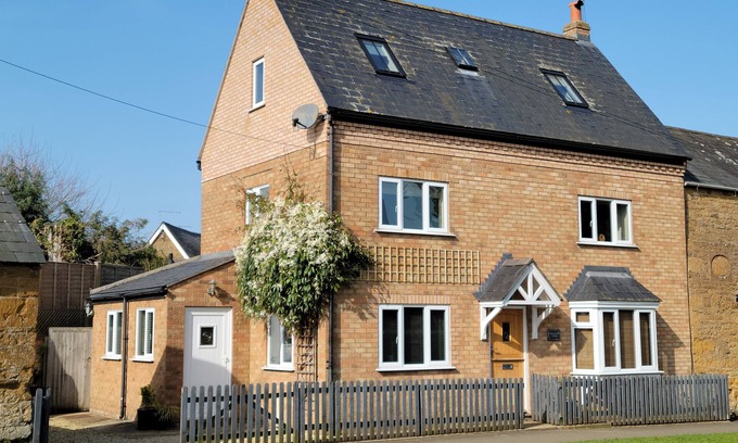 Sibford Gower Cottage | Pet-Friendly Honeysuckle Cottage in Picturesque Tysoe