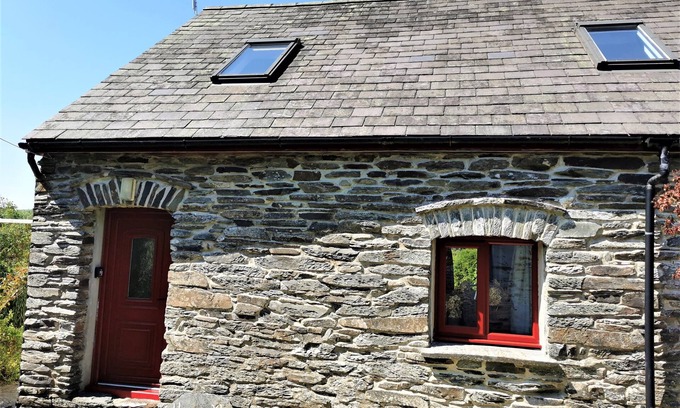 Llanfyrnach House | Honeysuckle Cottage: Guest Rated 10/10, Oceanfront Escape