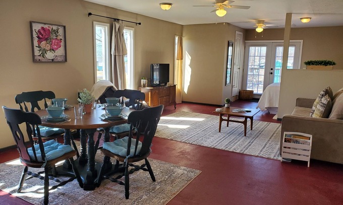 Dexter Cottage | Cozy Honeysuckle Cottage: Family-Friendly Near Pioneer Woman