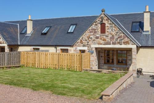 Linlithgow Apartment | Pet Friendly Honeysuckle Cottage at Williamscraig - Guest Rated 9.8