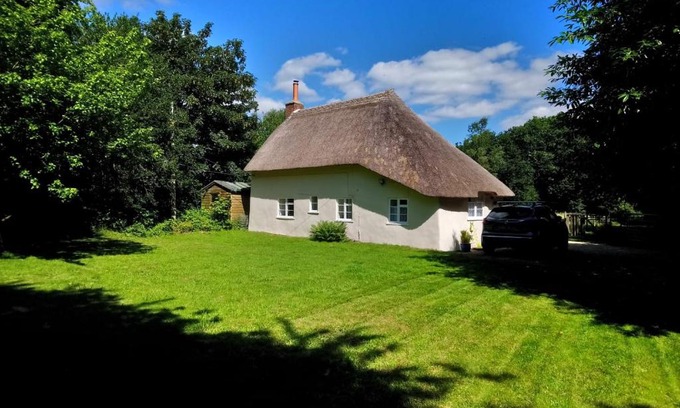 Holworth House | Relaxing Honeysuckle Cottage with Ocean View & Pet Friendly