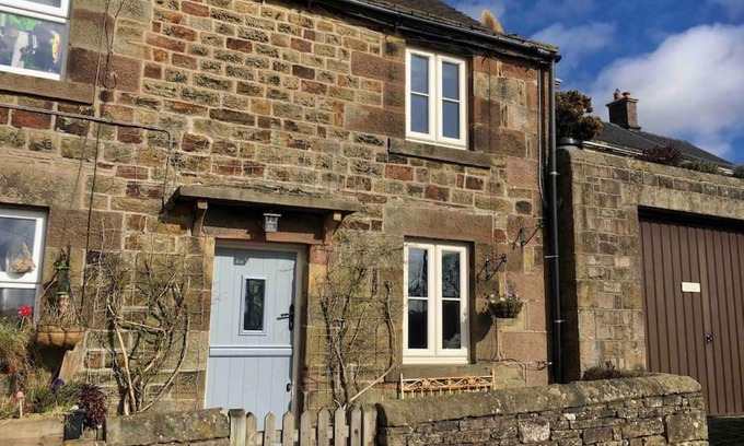 Longnor House | Honeysuckle Cottage: Pet and Child-Friendly Retreat