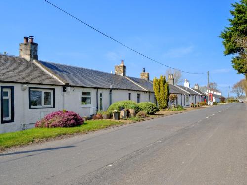 Irvine House | Honeysuckle Cottage: 4-Star Retreat for Families and Pets