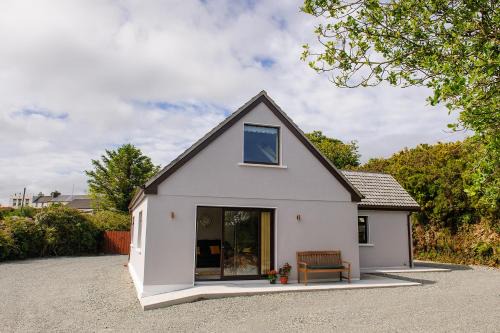 Tully House | Experience Oceanfront Bliss at Honeysuckle Cottage