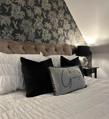 Alton House | Experience Honeysuckle Cottage - A 4-Star Family Retreat