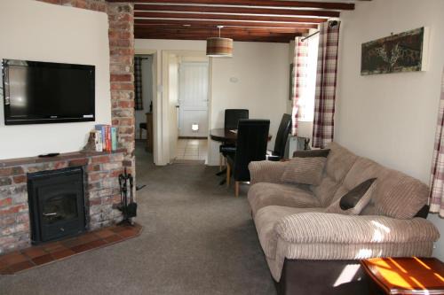 Crayke Apartment | Pet-Friendly Honeysuckle Hotel: Family Fun in Crayke