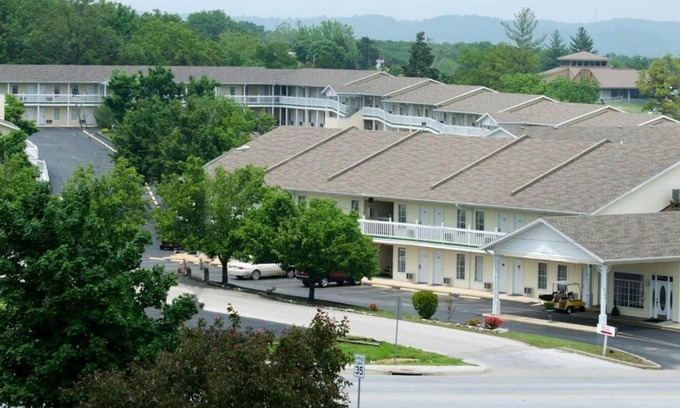 Branson Theater District Hotel | Honeysuckle Inn & Conference Center