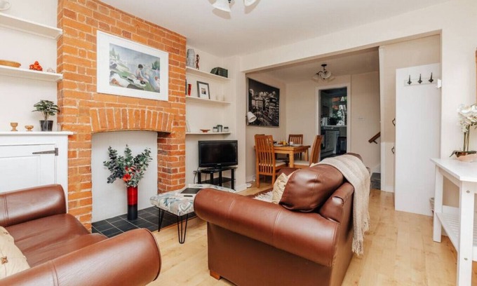 Henley-on-Thames House | Guest Rated 10/10: Honeysuckle Terrace - Cozy 2 Bedroom Retreat