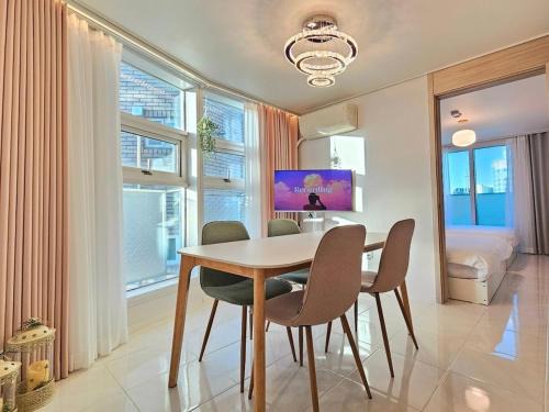 Sangsu-dong Apartment | Hongdae 5 minutes, Sangsu Station 2 minutes, Maximum 6 people, 3 queen beds, Free luggage storage
