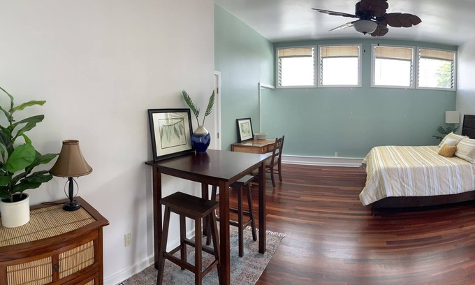 Paukaa Apartment | Honoli’i Beach Cottage: Oceanfront Bliss in a Prime Locale