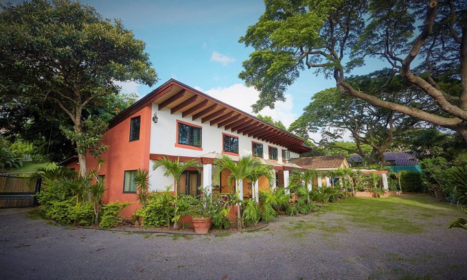 Makiki Apartment | Perfect Honolulu Loft/Cottage for Two with Pool & Spa